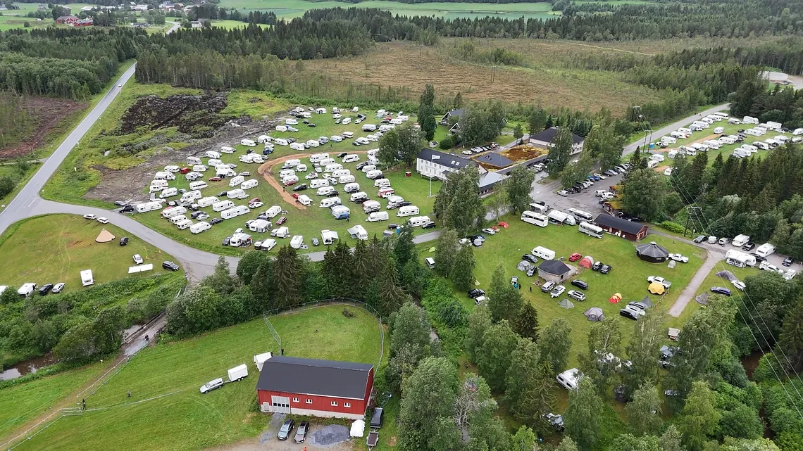 dronebilde av hotellområdet