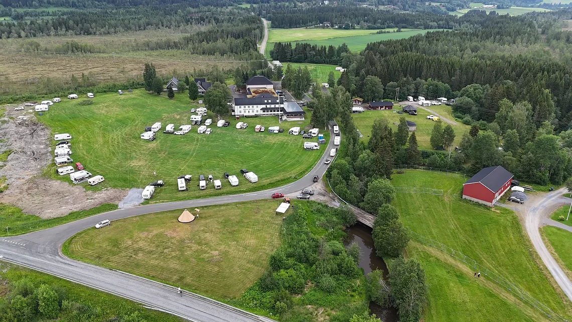 dronebilde av hotellområdet