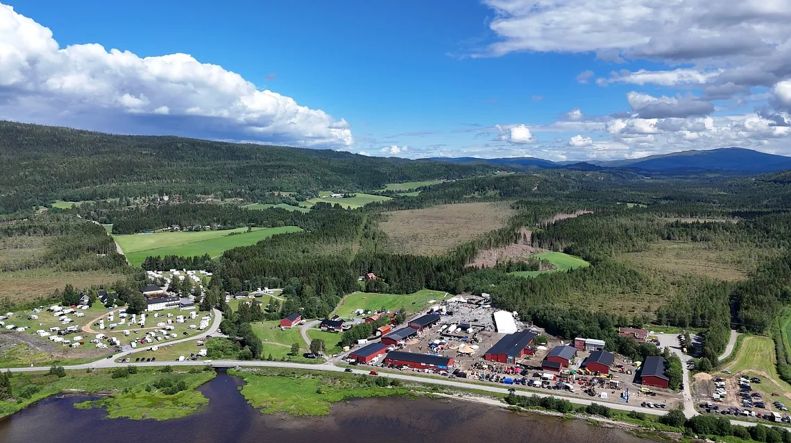 dronebilde av hotellområdet